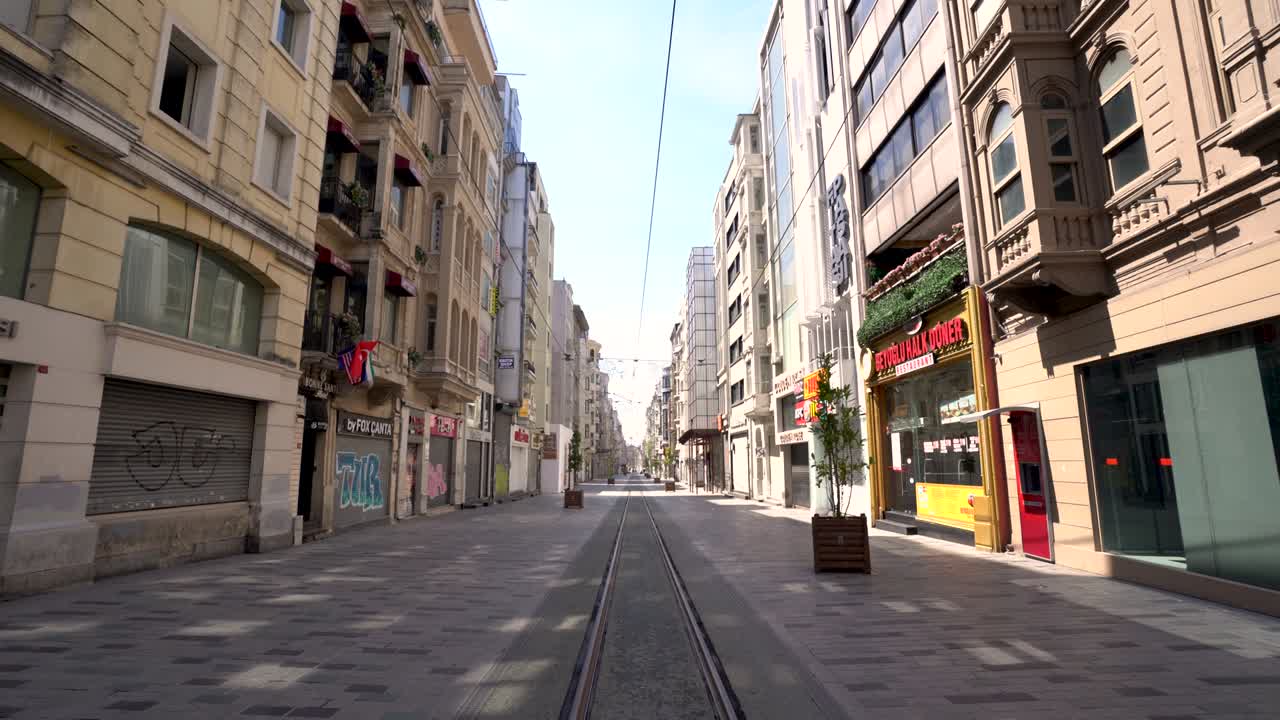 istiklal avenida en el toque de queda de la pandemia de covid-19 no hay gente.