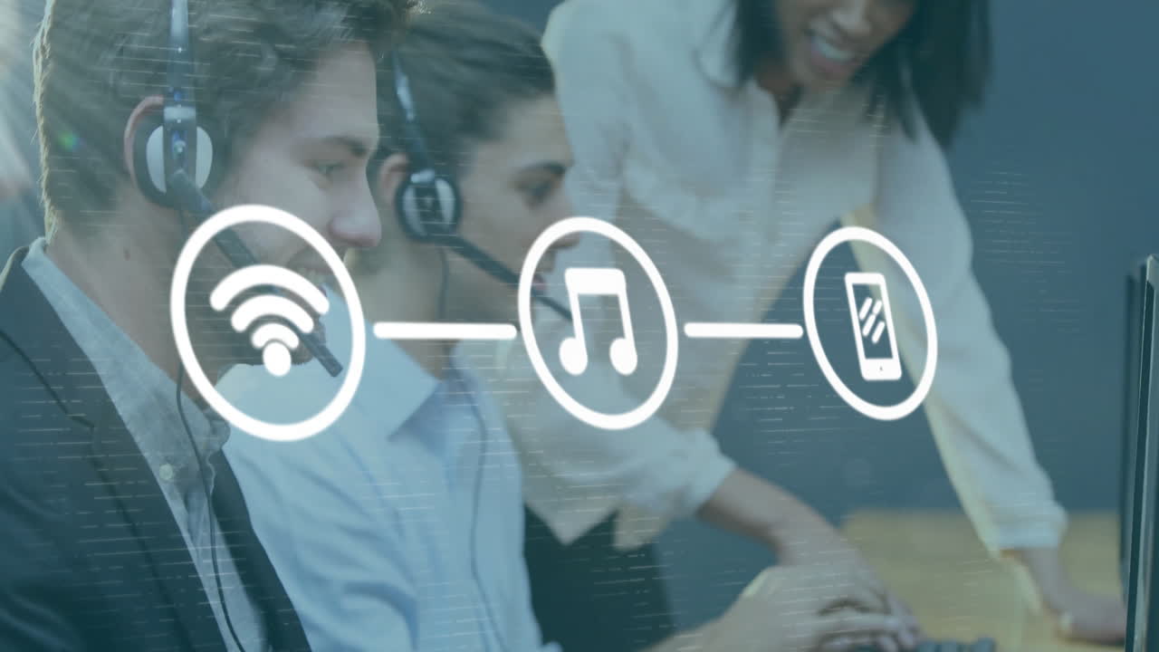 animación de iconos de medios sobre diversas personas de negocios que usan auriculares de teléfono en la oficina