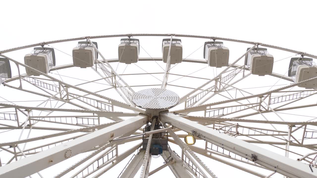 대낮에 놀이공원에서 회전하는 관람차