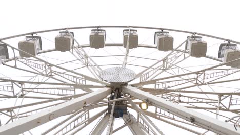 ferris wheel rotating in the amusement park at daytime