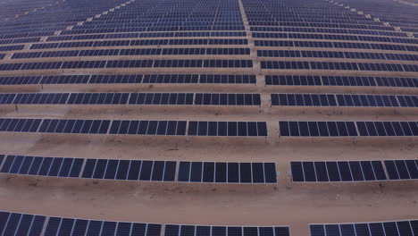 Amazing-aerial-images-of-a-solar-farm-with-thousands-of-panels