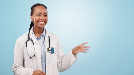 mujer negra feliz, médico y señalando