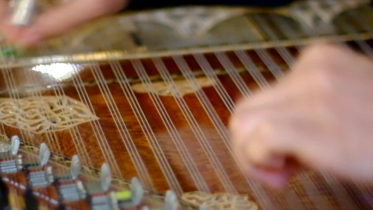 A musician who plays the eastern harp