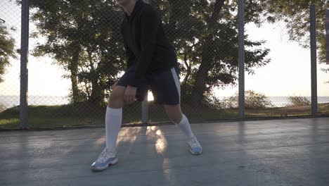 Aufnahmen-Einer-Jungen-Basketballspielerin,-Die-Draußen-Auf-Dem-örtlichen-Platz-Trainiert-Und-Trainiert