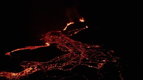 tranquilo río de lava ardiente por la noche durante la erupción de geldingadalsgos en islandia