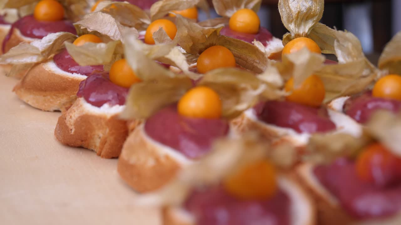 pintoresco y colorido buffet: primer plano de muchas galletas con cobertura de cereza y physalis encima