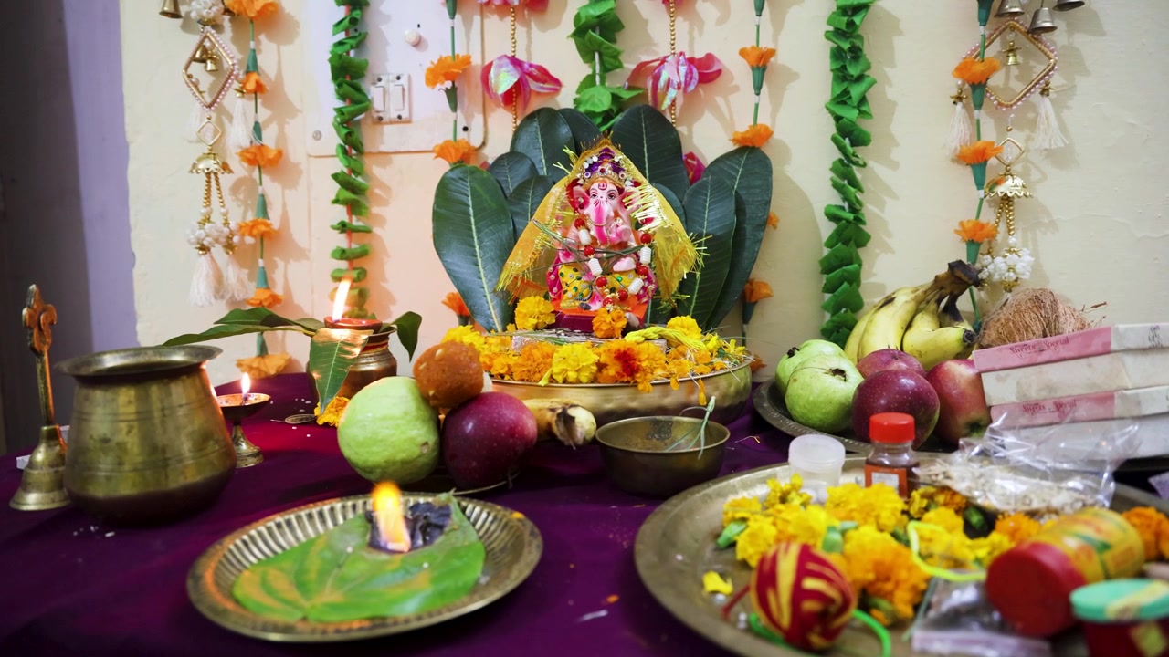 Nghi lễ Ganpati Puja với aarti linh thiêng và lễ vật tại đền thờ tại gia