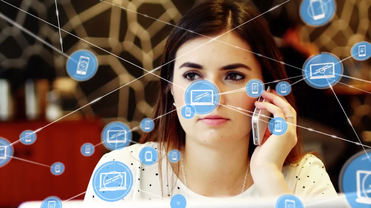 animación de una red de iconos de los medios sobre una mujer caucásica usando una computadora portátil hablando en un teléfono inteligente