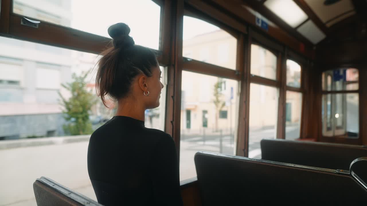 Donna su un tram d'epoca
