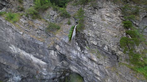cascada en las montañas de los alpes en albania con agua reducida en la temporada de calor de verano