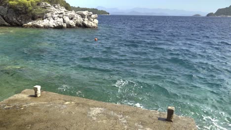 Wellen-Treffen-Auf-Einen-Betonpfeiler-In-Einer-Nische-Auf-Der-Kroatischen-Insel-Mljet-Im-Adriatischen-Meer