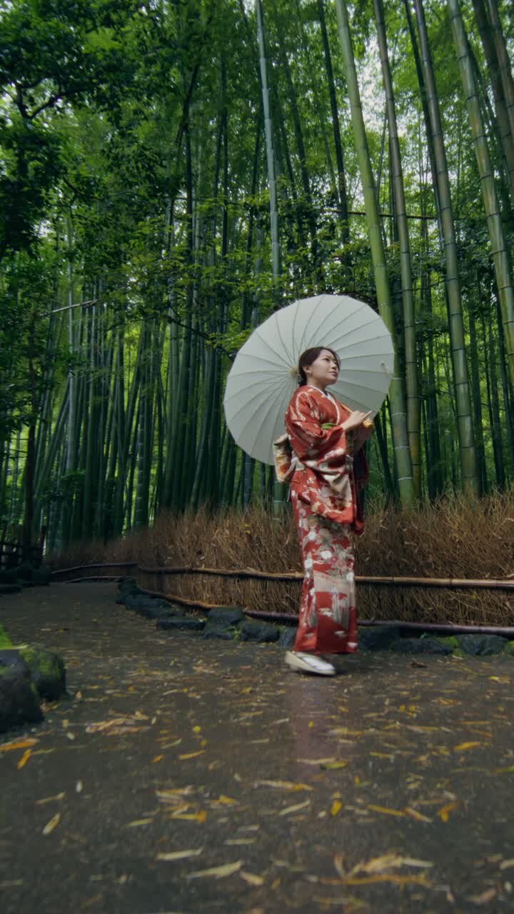 Donna in Kimono in una foresta di bambù giapponese