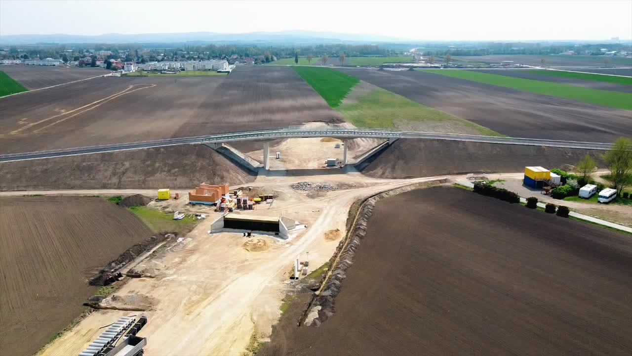 antena - construcción de ferrocarriles en baden, austria, panorámico de tiro ancho a la derecha