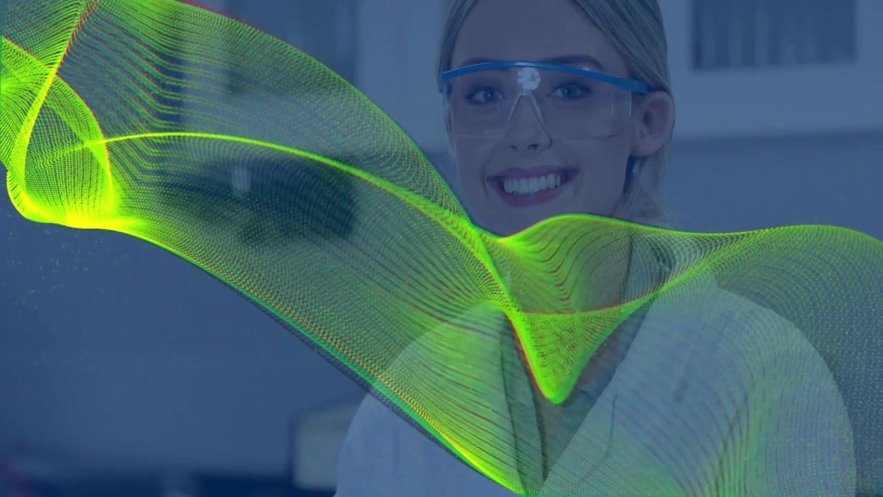 Laborantka se stává viditelnou, jak se prolétá neonově zelená stuha, odhalující úsměv pro laboratorní ukázku.