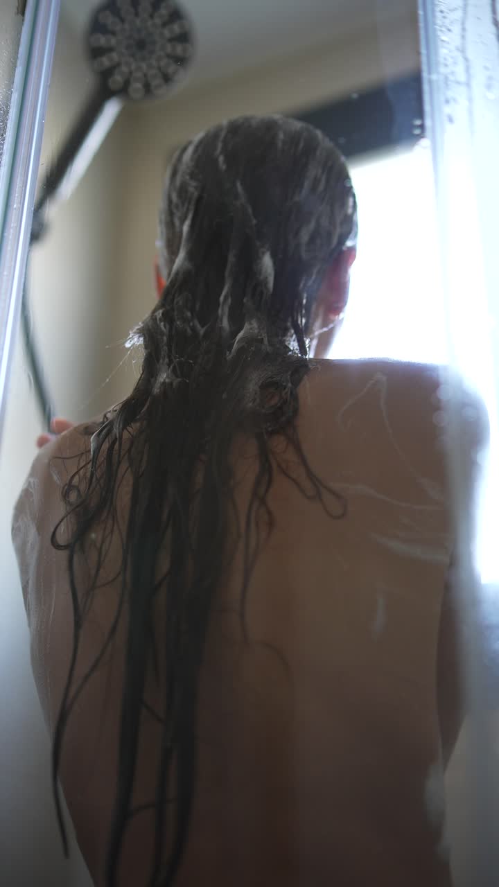 Mujer tomando una ducha.