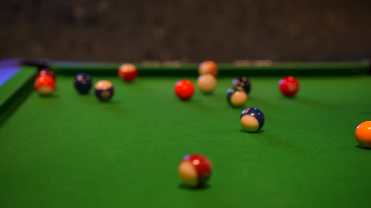 Partida de snooker en mesa de billar, tiro de apertura con bola blanca wight-1.