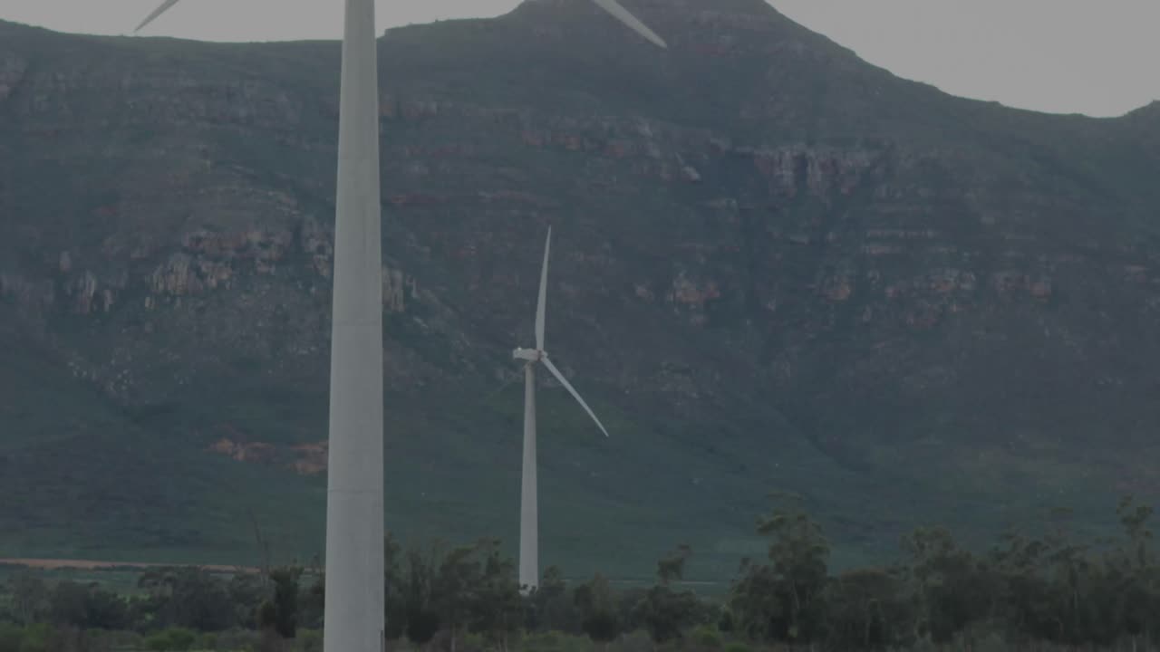 산 위에 회전하는 풍차를 통해 금융 및 주식 시장 데이터 처리의 애니메이션