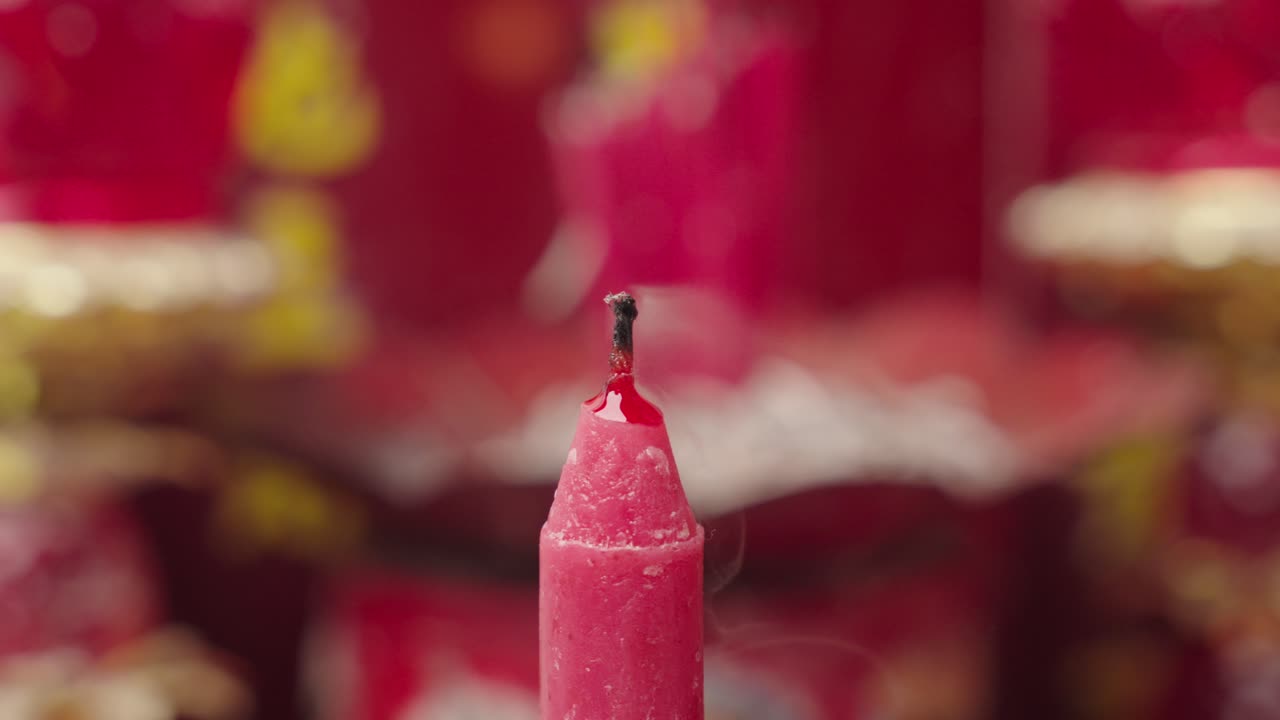 soplando una vela y saliendo humo