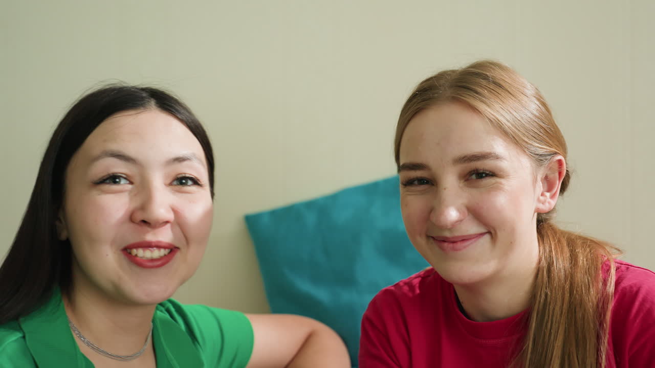 여성과 동반자 모두 잦은 친절과 배려를 보여주며, 여성과 그 친구들은 지속적인 친절과 이해를 통해 진심 어린 따뜻함을 적극적으로 표현합니다.