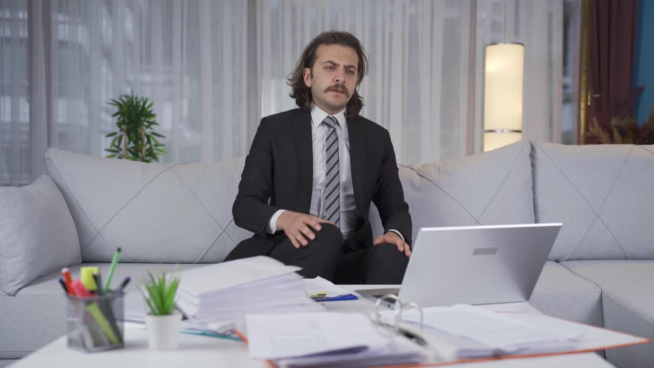 hombre de negocios pensando mientras trabaja en casa, pensativo sobre el trabajo.