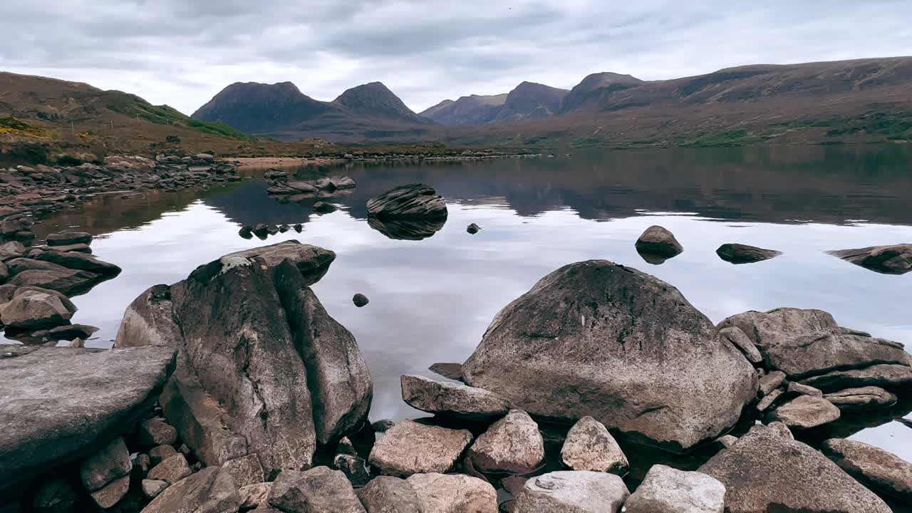 loch osgaig cerca de stac polly en wester ross en una mañana muy tranquila y serena