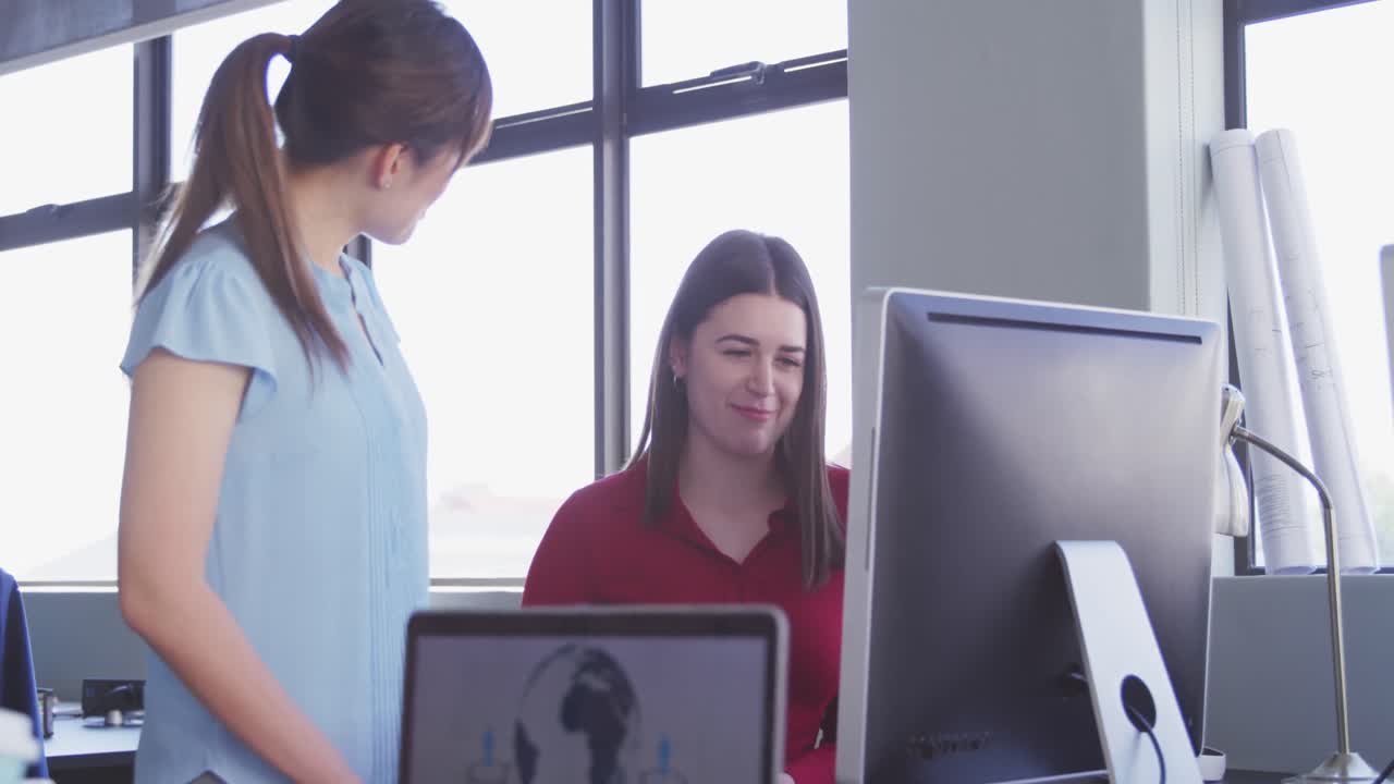 mujeres de negocios que trabajan en oficinas modernas
