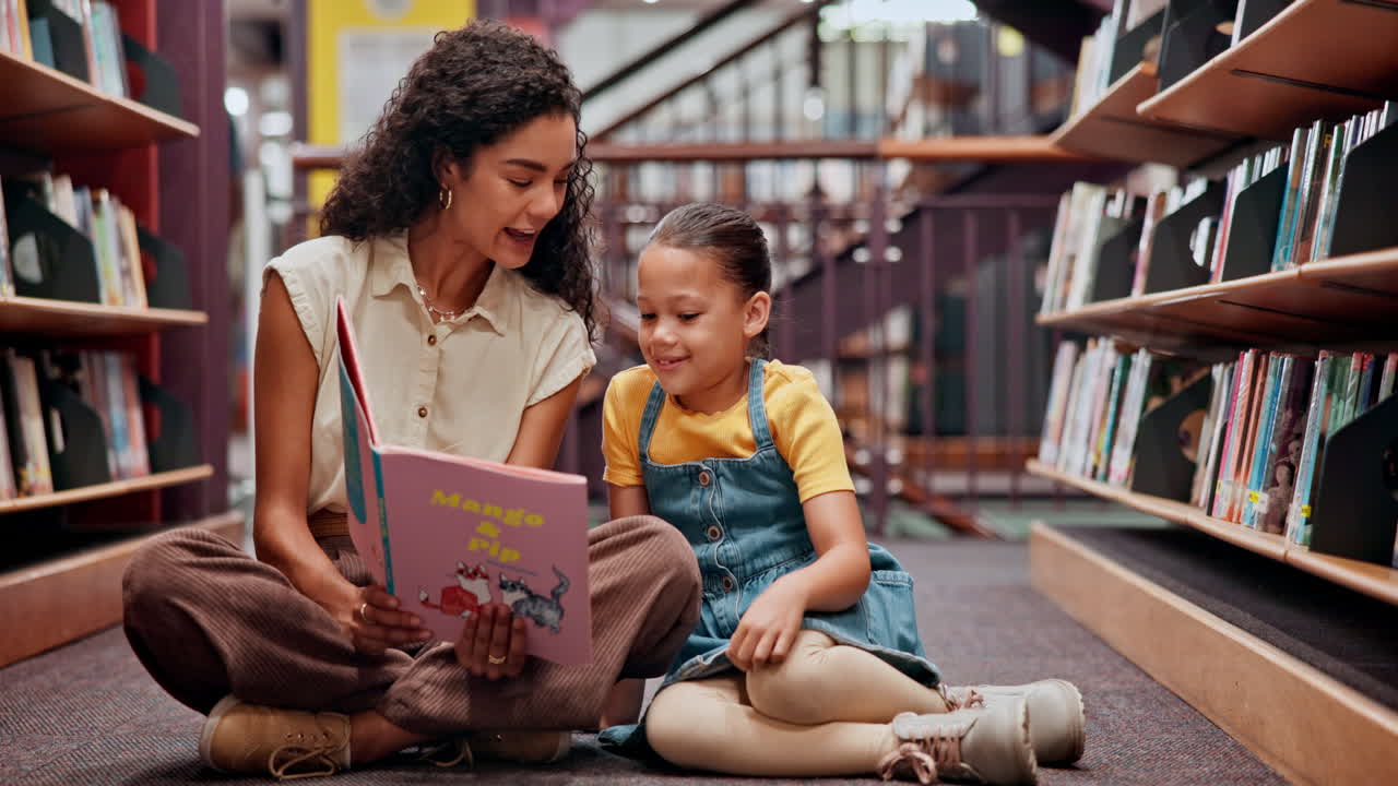 madre e hija leyendo en una biblioteca