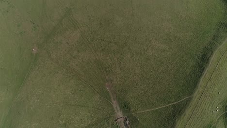 Antena-De-Arriba-Hacia-Abajo-Sobre-Las-Murallas-De-La-Puerta-Occidental-Del-Fuerte-De-La-Colina-De-La-Edad-De-Hierro,-Castillo-De-La-Doncella