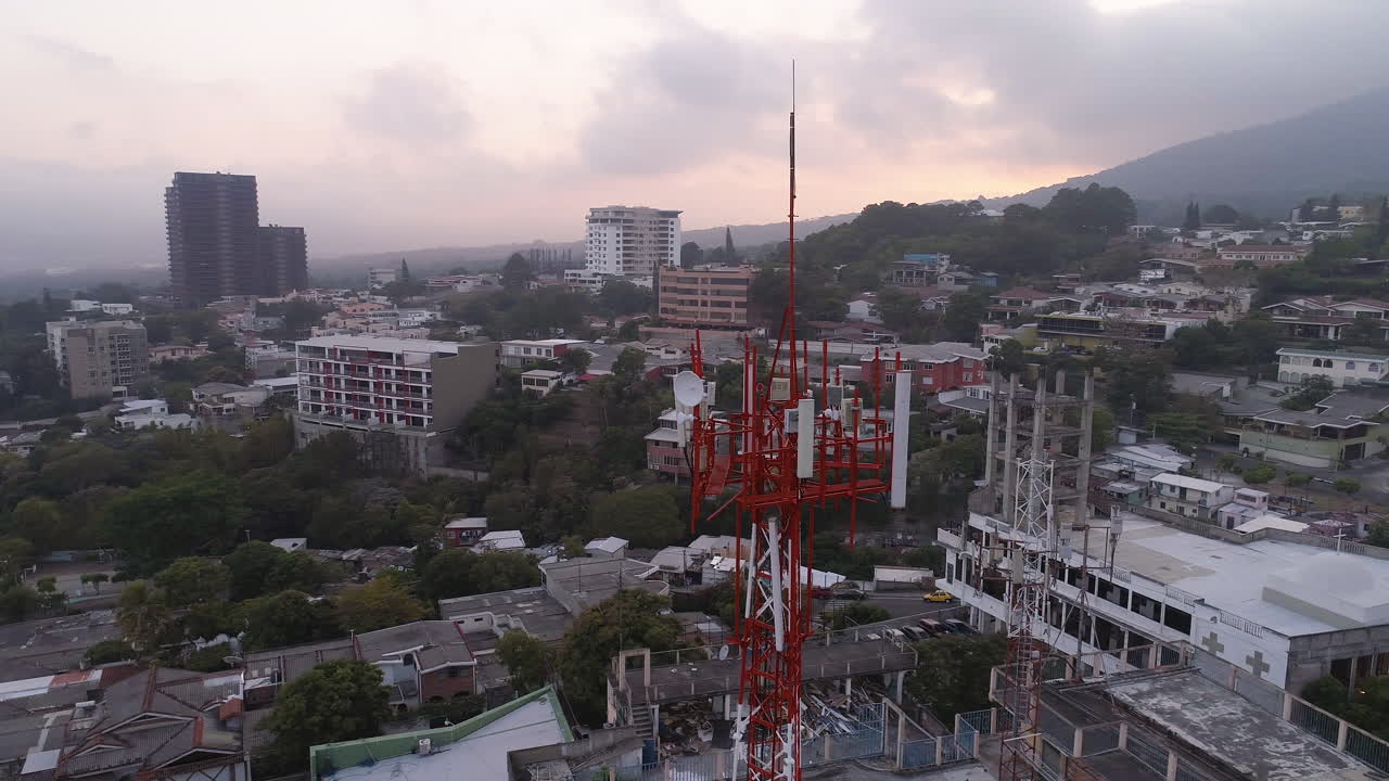 una vista aérea de una torre de telecomunicaciones en medio de una zona residencial