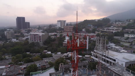 Una-Vista-Aérea-De-Una-Torre-De-Telecomunicaciones-En-Medio-De-Una-Zona-Residencial