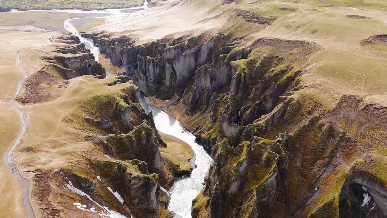 el cañón del río fjadrargljufur en el impresionante paisaje natural de islandia
