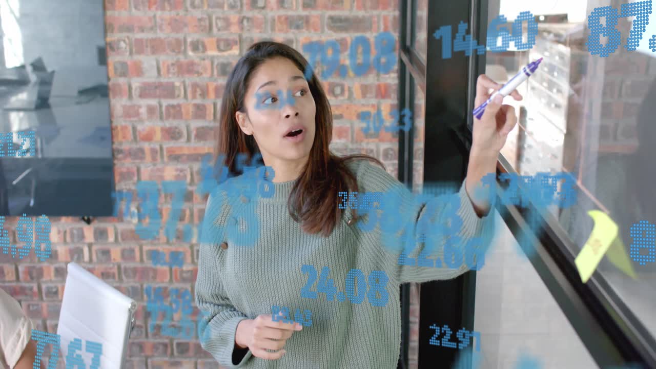 회의에서 동료들에게 프레젠테이션하는 두 인종의 캐주얼 사업가에 대한 데이터 처리