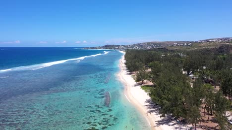 vista aérea de la costa de la isla de la reunión con olas muriendo en los arrecifes de coral