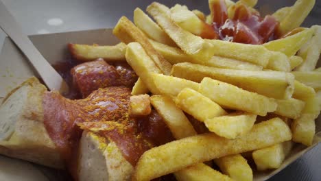 Berühmtes-Streetfood-In-Berlin-Die-Currywurst-Mit-Pommes-Und-Sauce