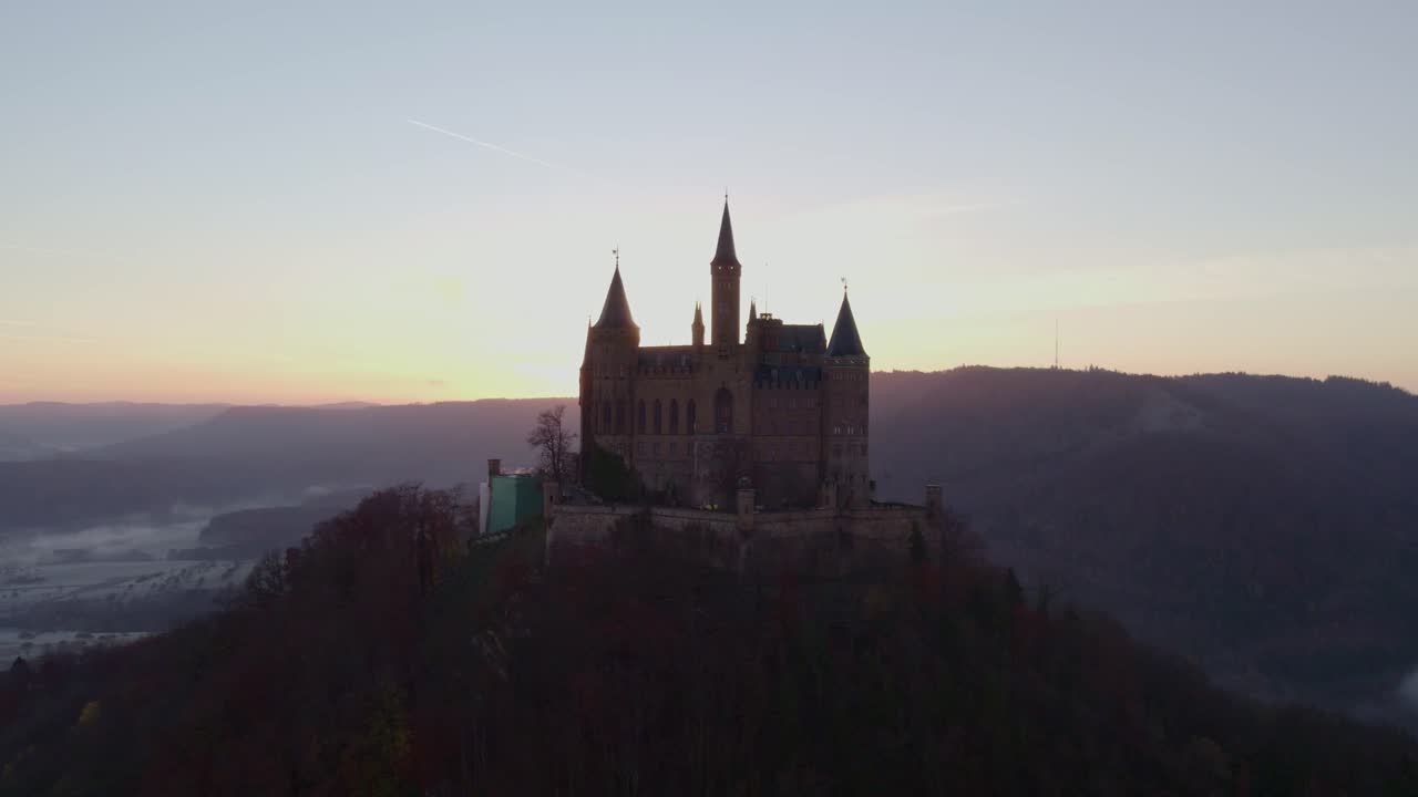 Amanecer pintoresco en el castillo Burg Hohenzollern, Baden-Wurtemberg, Alemania