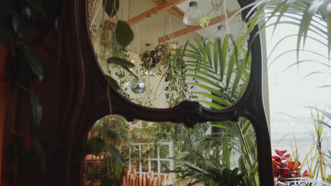 espejo en una hermosa tienda de flores