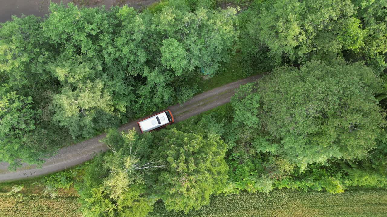 캠핑 차는 노르웨이의 텔레마르크의 자연 숲에서 은 도로를 운전합니다. - 공중 4k