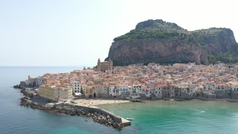 Revelación-Inversa-Del-Puerto-De-Cefalu,-Italia