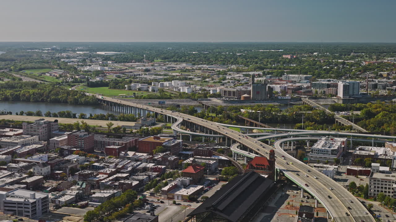 Richmond, Virginia, ripresa aerea v81 a bassa quota di Shockoe Bottom con ponti sul fiume James, traffico autostradale e viste del paesaggio urbano di Old Town Manchester - Ripresa con Inspire 3 8k - 30 settembre 2023