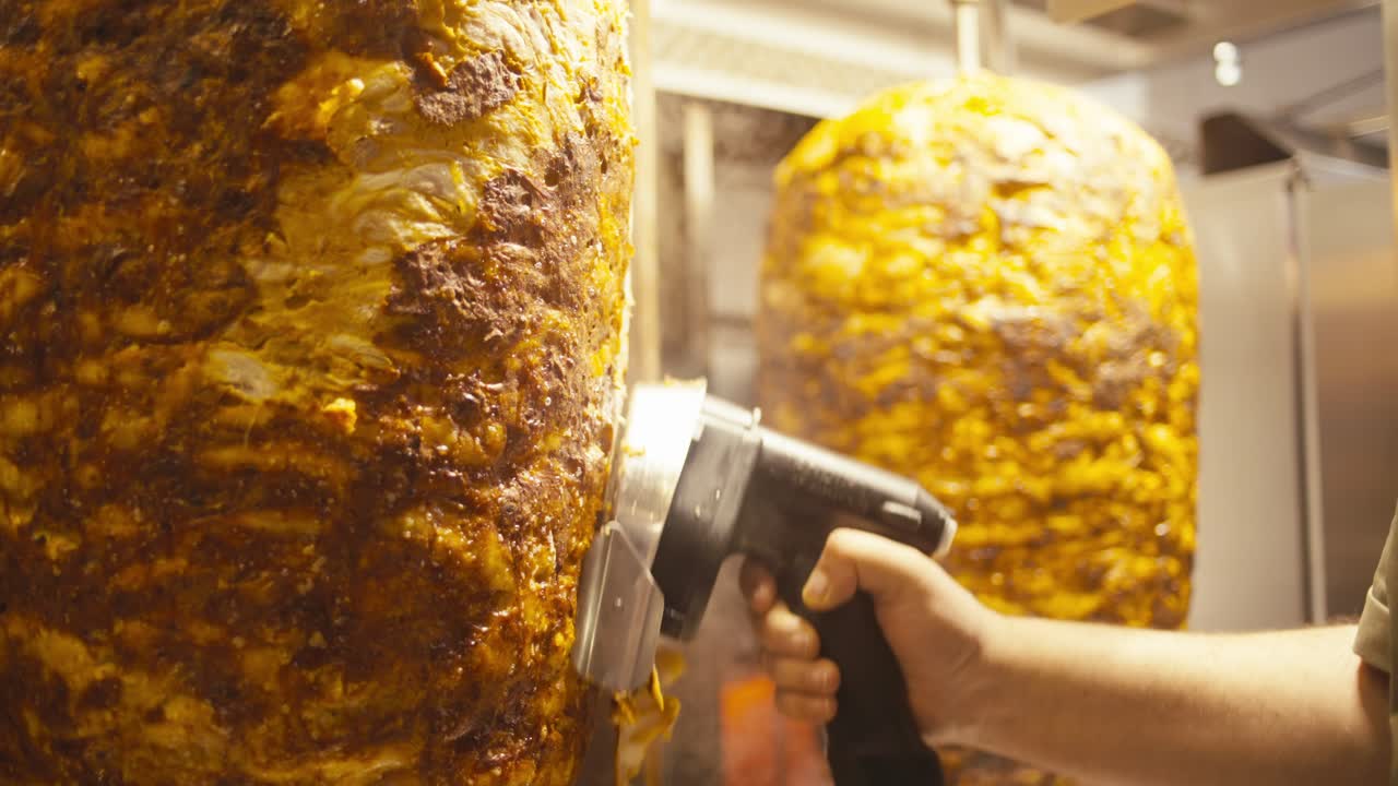 kebab dorado asado en una tienda bien iluminada, carne salada cocinada, un vistazo a la tradición culinaria
