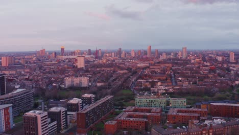 Toma-Aérea-De-Drones-Del-Final-De-La-Milla-De-Londres-Mirando-Hacia-Stratford-En-Edificios-Residenciales-Al-Atardecer