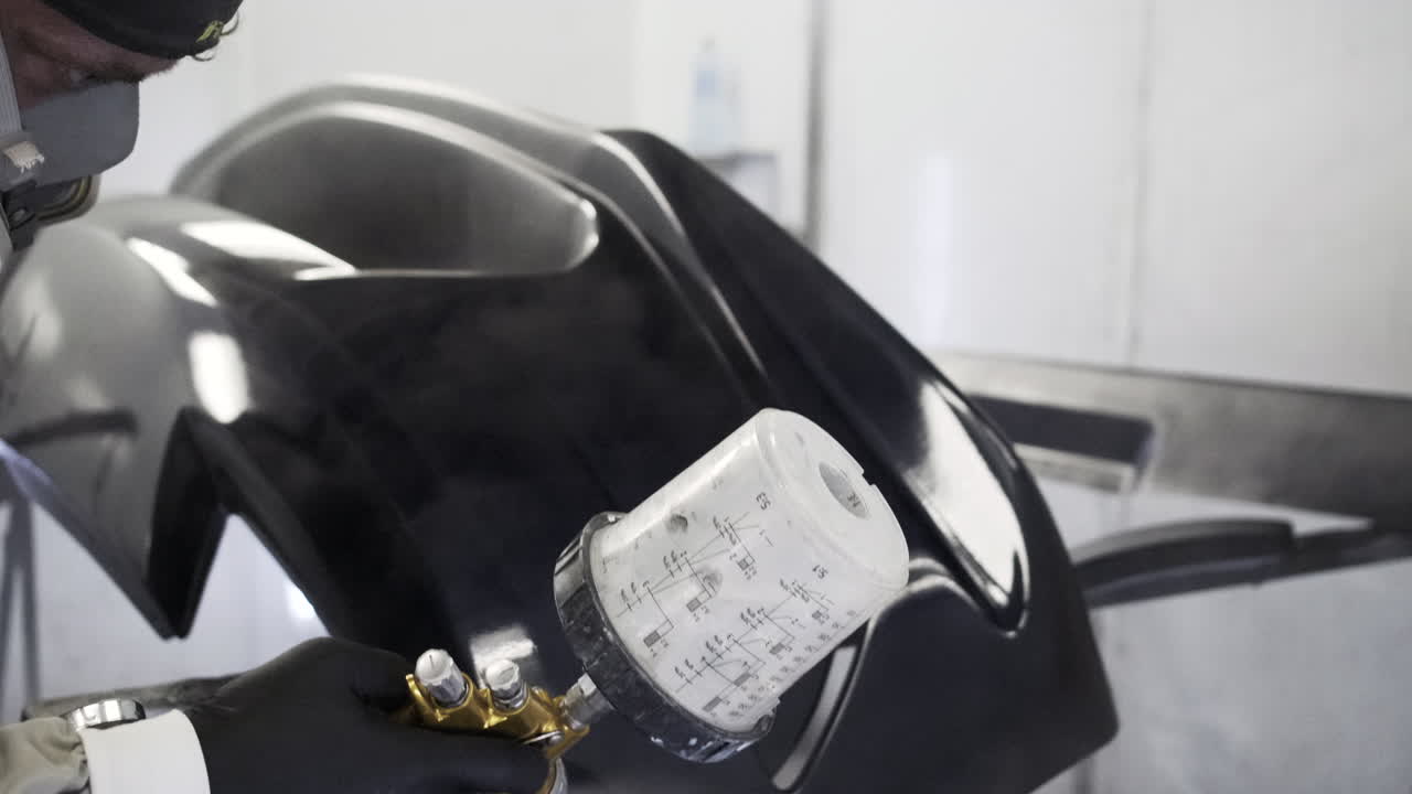 pintura de parachoques de automóviles en un taller de carrocería