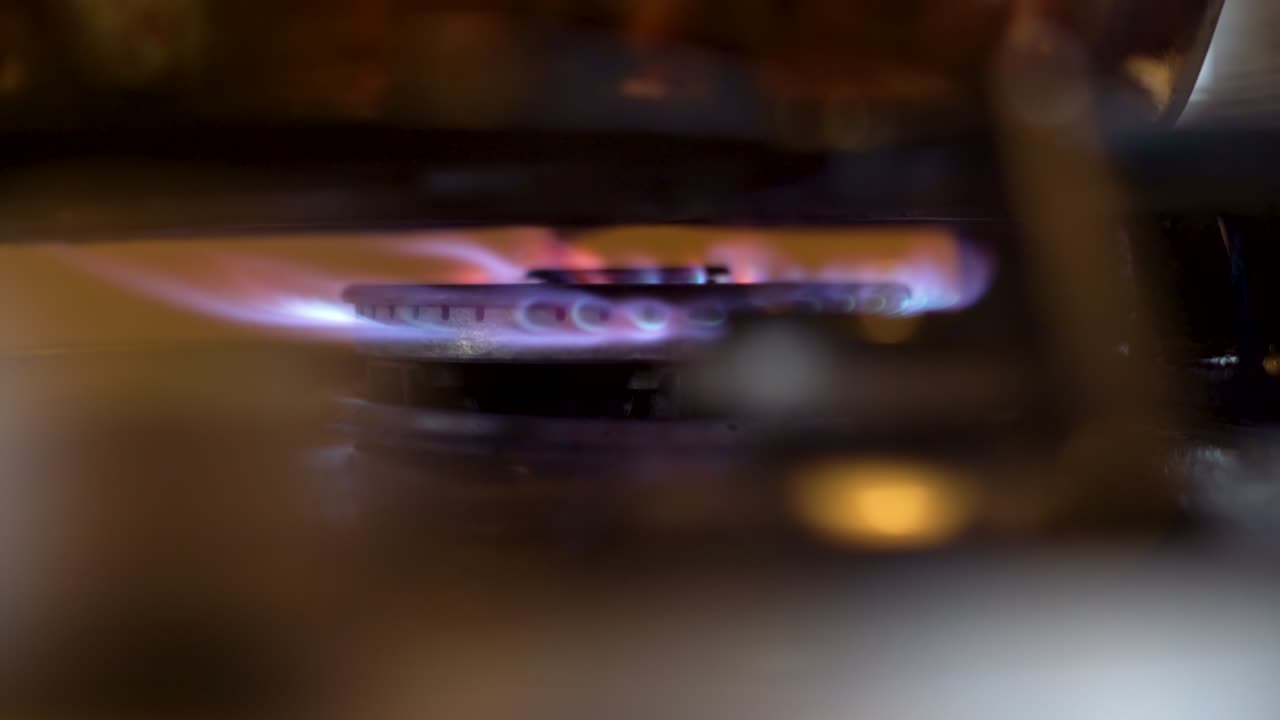 불타는 스토브를 닫고, 집에서 음식을 요리하고, 잠그고