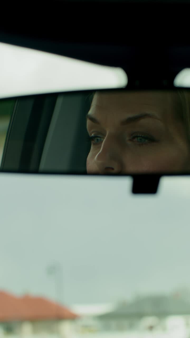 Donna che guida un'auto
