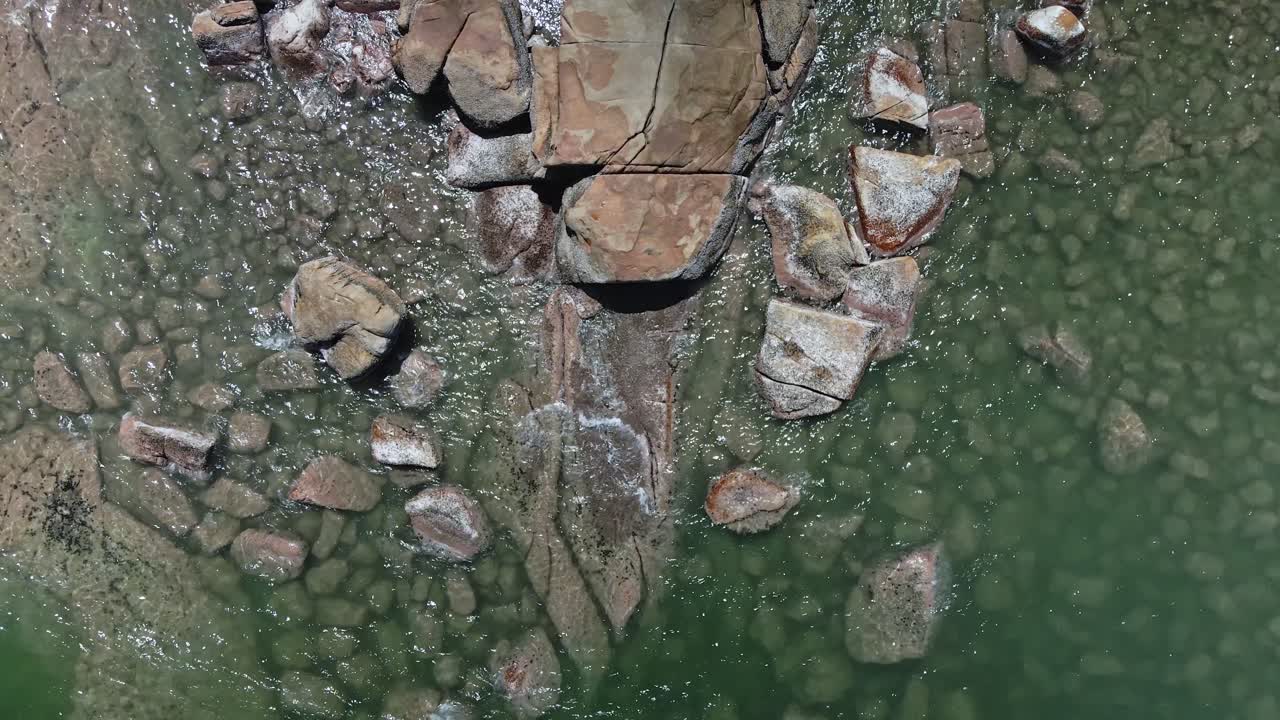 Geoparco Globale UNESCO di Hong Kong a Shek O, onde che si infrangono sulle rocce, vista aerea