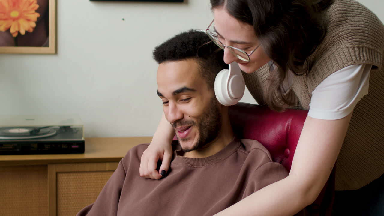 joven escuchando música en casa