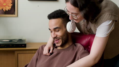 jeune homme écoutant de la musique à la maison