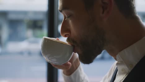 Junger-Berufstätiger-Mann-In-Einem-Café