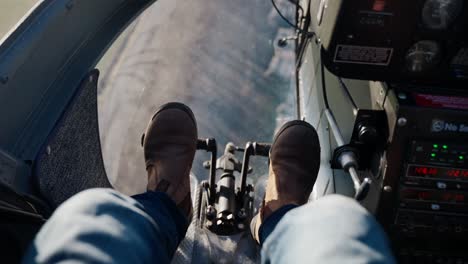 mirando hacia el suelo desde el asiento delantero de un paseo en helicóptero