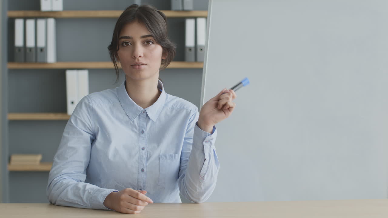 mujer haciendo una presentación